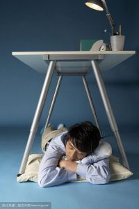 桌子下面的动作_放松或暗示，需细心观察与把握