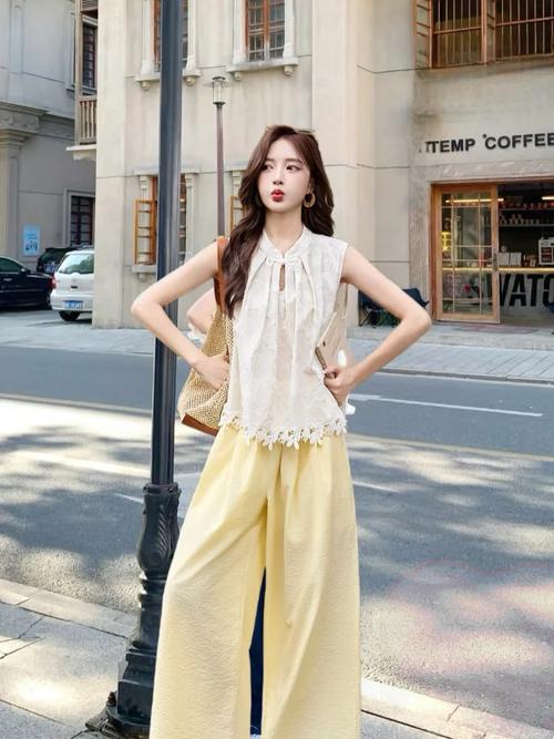 蛋黄色配什么颜色好看_多色上衣任选，穿出个性与气质