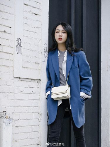 雾蓝色外套配什么内搭_雾蓝外套配不同T恤衫，时尚休闲又个性