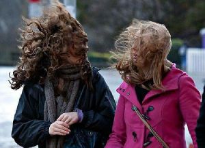 你慢点我的发型都吹乱了_保持可爱心态，风再大也不怕！