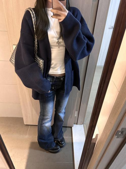 藏兰色开衫外套搭配什么色裤子_显气质显时尚