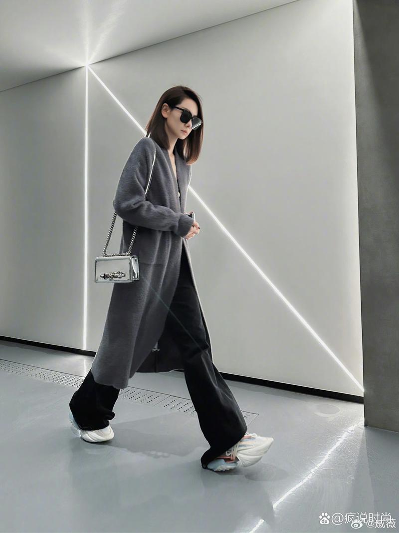 深花灰色上衣搭配什么颜色裤子_裤子配深花灰上衣，不同风格任你选