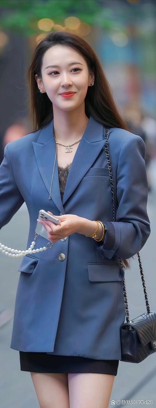 雾蓝色上衣配什么颜色裤子_雾蓝上衣配米黑灰咖裤，秋冬时尚多变