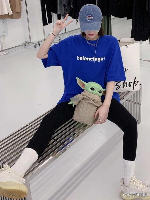 天兰色t恤搭配什么颜色的裤子_天兰色T恤搭配裤子的五种时尚选择