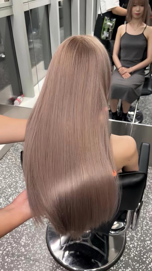 沙色头发配什么颜色裙子_沙色发搭配百变上衣，显气质又易打理