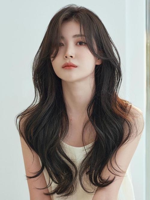 圆弧刘海：修饰脸型显时尚