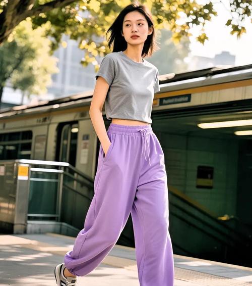 和紫色裤子搭配的3种颜色_紫色裤子百搭时尚，巧搭显个性