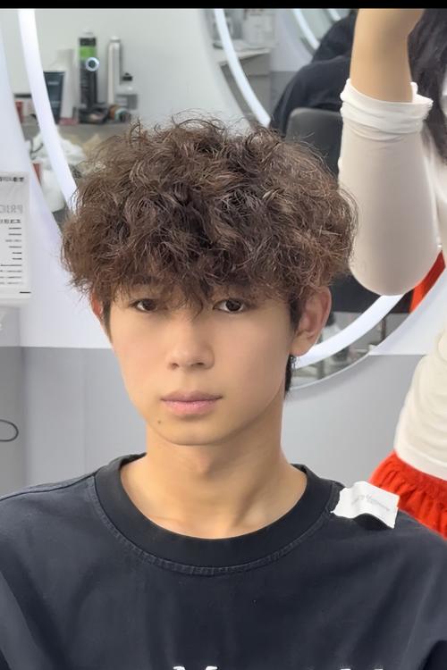 金斯利同款发型_优雅潮流，莱斯利卷展现魅力