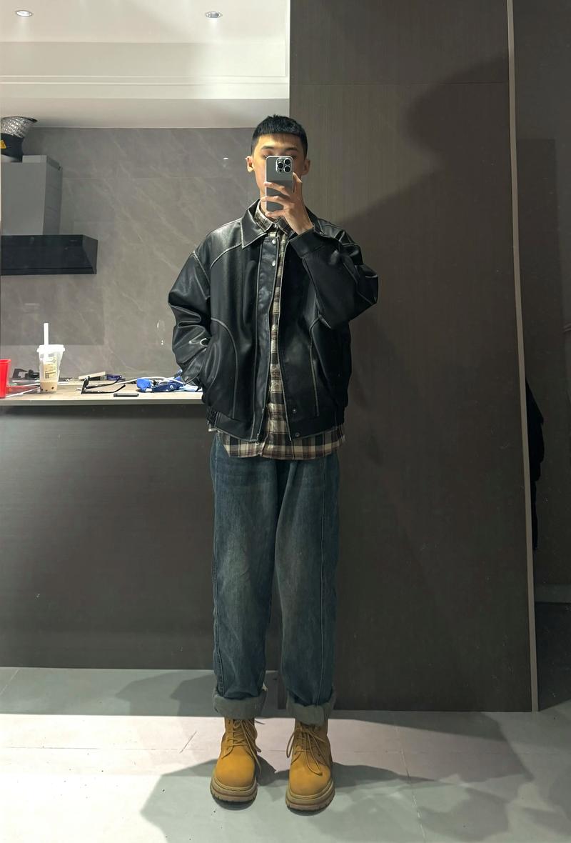 皮上衣配什么裤子好看_皮衣配裤百变时尚，穿出你的独特感！