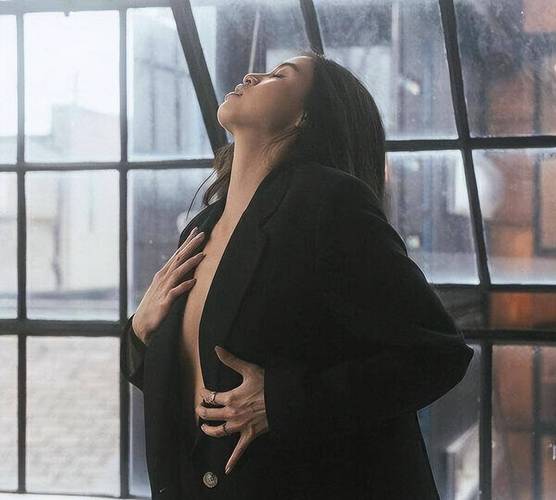 真空女性穿搭_自信性感，挑战传统！