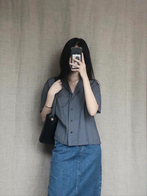 偏灰蓝色衬衫配什么颜色裤子_白裤清爽，深色稳正式，牛仔随性，卡其个性