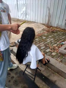 帮闺蜜乱剪头发_乱剪朋友头发违法？小心侵权伤感情！