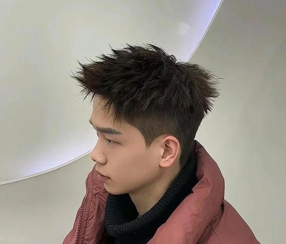 帮他把发型换成侧分层次短发_简约短发渐变层次，亚洲男人必备潮流发型