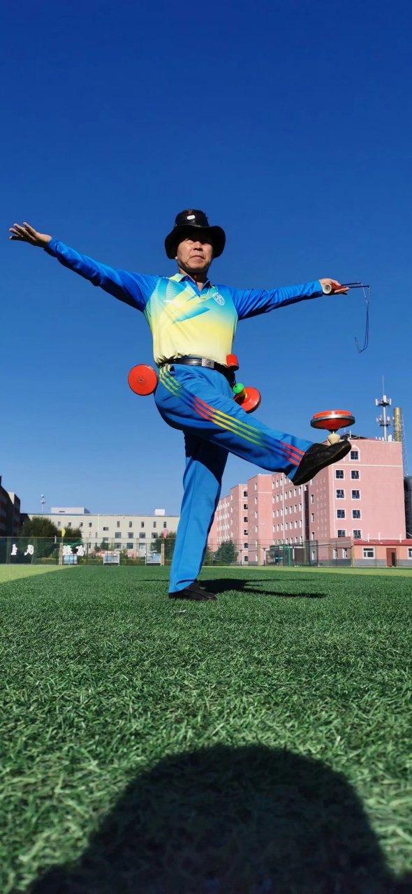 空竹表演慢动作_抖空竹慢动作，传统技艺显神韵