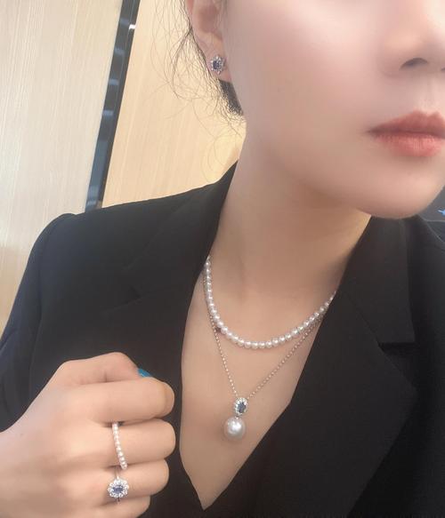 大珍珠项链搭配衣服_珍珠项链，百搭提气质，尽显精致美