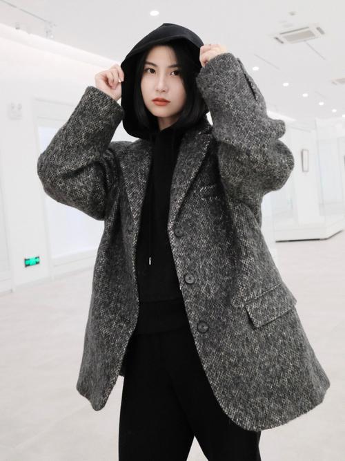 黑内搭灰外套怎么搭_黑灰叠穿显气质，时尚百搭不出错