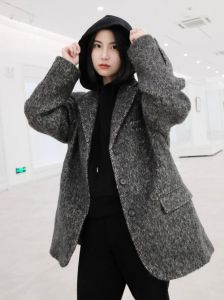 黑内搭灰外套怎么搭_黑灰叠穿显气质，时尚百搭不出错