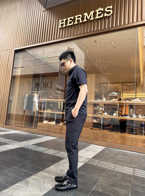 穿豆豆鞋配什么裤子_豆豆鞋百搭舒适，日常街拍皆宜！