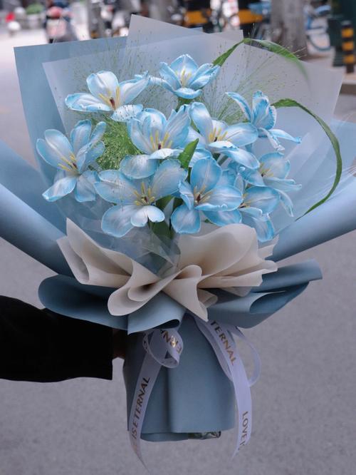 和女生约会送花合适吗_简约初次，小花升温，大花表白