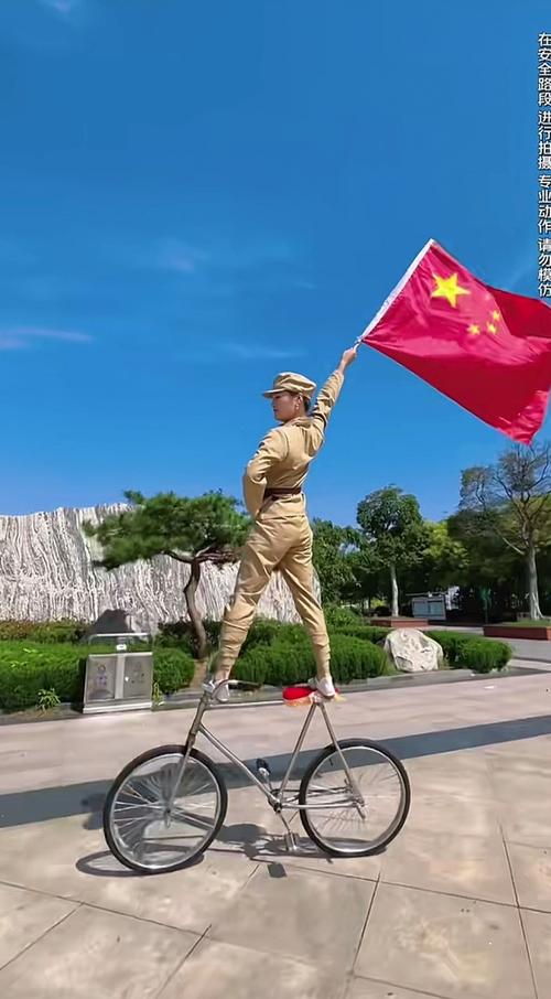 扛旗的正确姿势_直身持旗，协调升旗显敬意