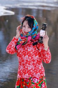 农村大妈冬天穿搭_棉衣羽绒服外套，保暖时尚，老少皆宜