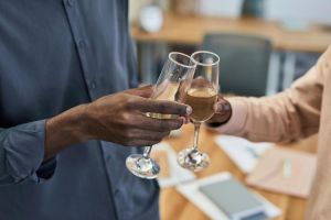 拿高脚杯的姿势_高脚杯拿法讲究，这样拿才对