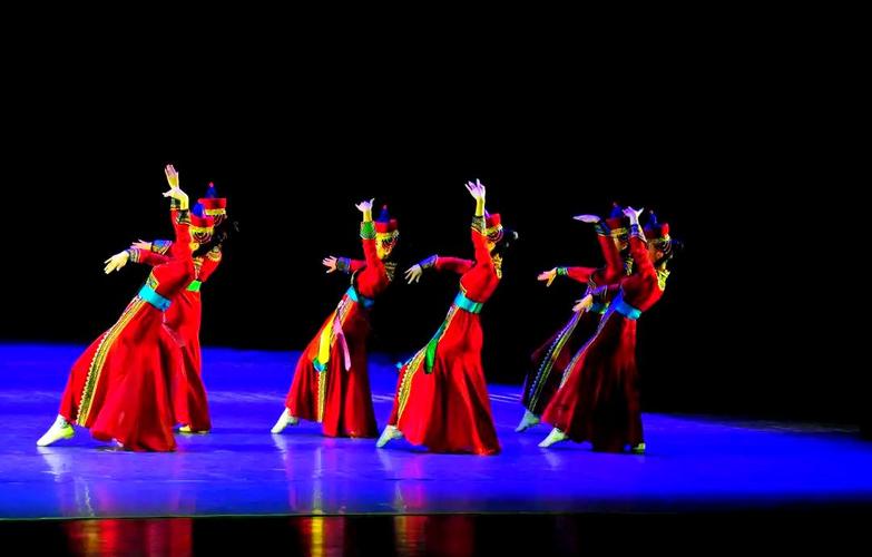 蒙古舞肩部组合动作要领_硬柔绕耸甩碎,展现民族风骨 蒙古舞肩部组合动作要领_硬柔绕耸甩碎,展现民族风骨