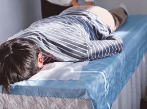 压床板的正确姿势_健身睡姿好帮手，新婚寓意生活稳