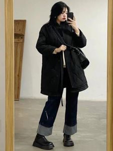 黑棉袄配什么裤子_黑棉袄配白裤子，显瘦显高时尚搭！