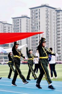 跑操时正确的举旗姿势_挺直抬头，步伐稳健，展团队精神