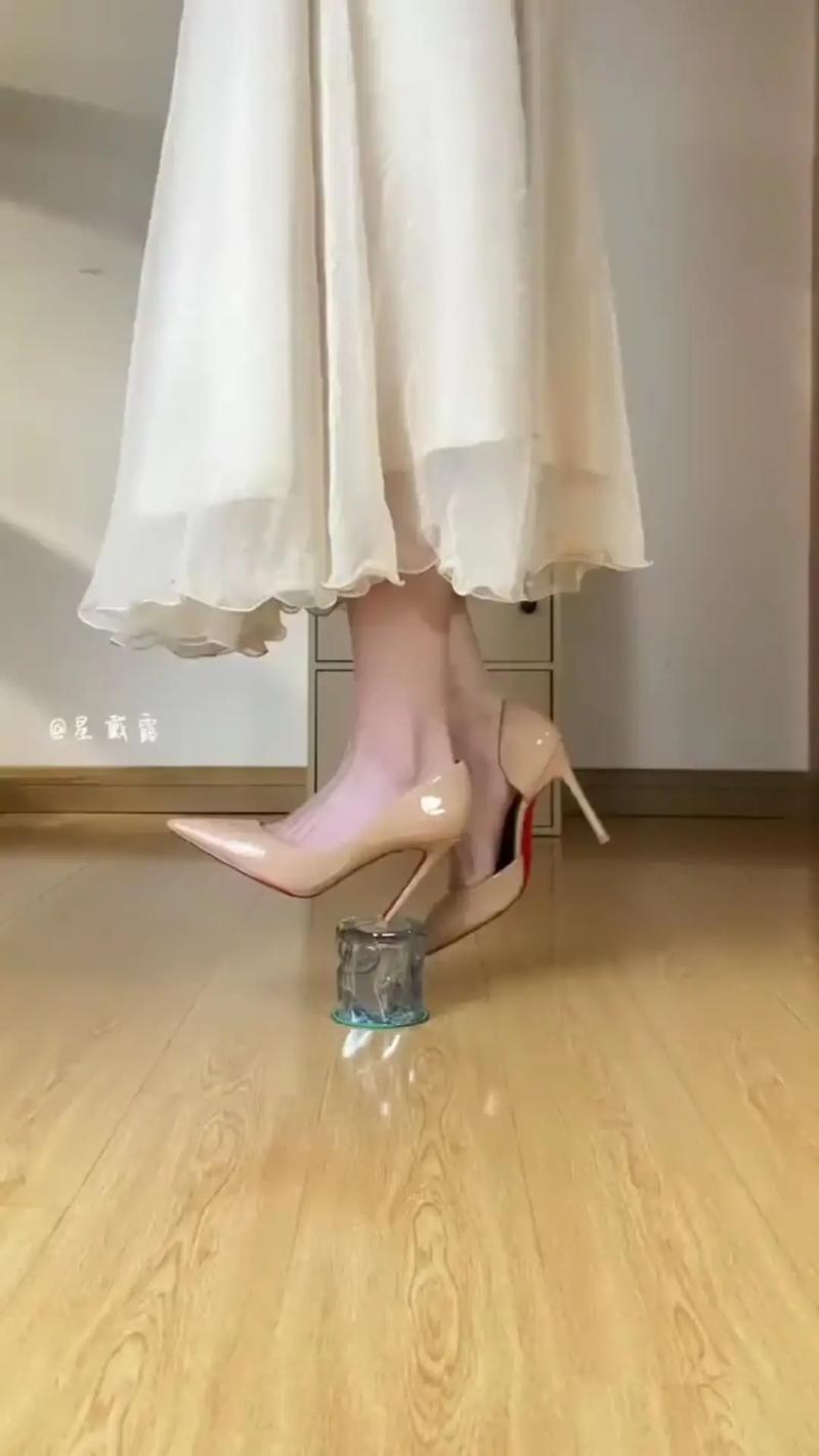 脚底不好看适合什么样高跟鞋_好穿的宽楦高跟鞋，修饰脚型又舒适