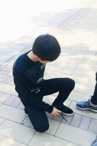 单膝跪地蹲下是个什么动作_表达爱意与尊重的礼仪