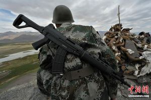 背枪的姿势都有哪几种_老式步枪枪口朝上背枪更稳，现代背枪方式多样，战术背枪更注重速度和灵活