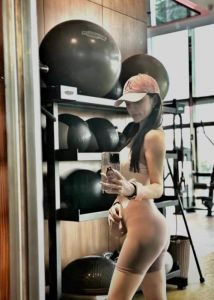 神式李小璐健身教练_李小璐健身状态佳，马甲线引热议