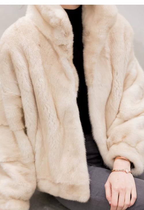 水貂皮最好是什么颜色_颜色多样，保暖时尚，如何挑选保养？