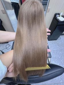 沙质头发适合染什么颜色_秋冬奶茶色发丝显白，亚麻色仙气，气质榛果灰，温柔紫粉色可选