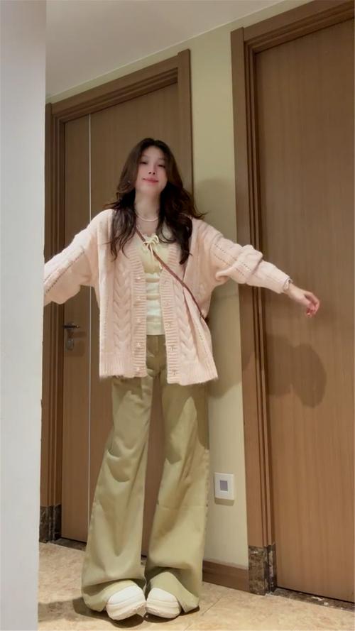 粉毛衣配什么外套好看_黑粉灰蓝同色米白，风格随心选