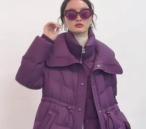 梅紫色外套搭配什么颜色_职场柔美与气场展现