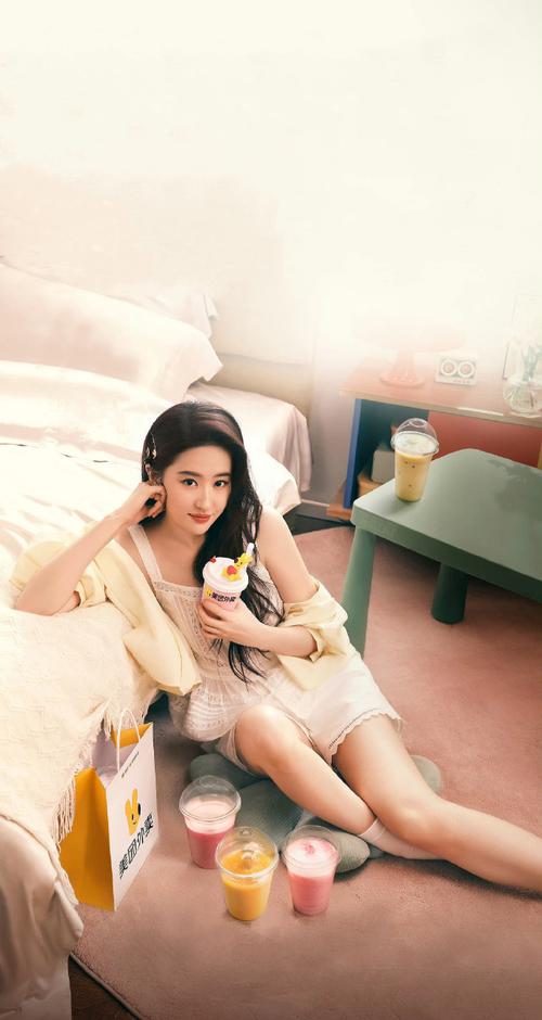 刘亦菲白袜子搭配_刘亦菲巴黎穿LV小黑裙配白袜子，时尚感引争议