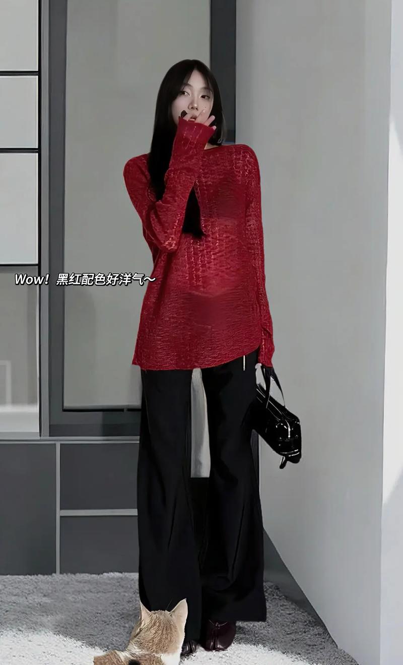 红加黑配色又称什么_亨特红配黑卡其蓝，安可拉红撞色时尚感