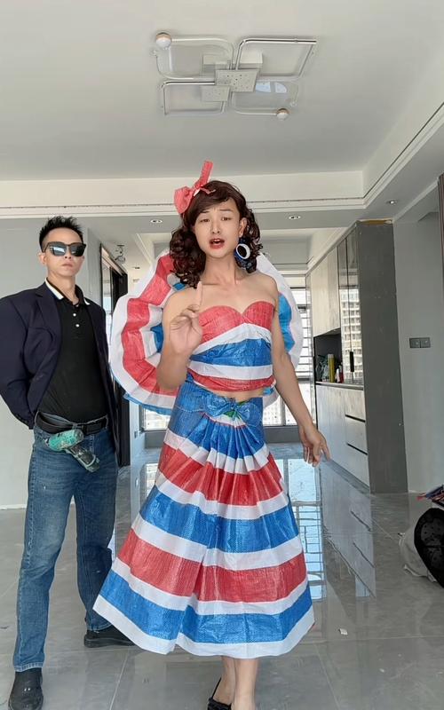 癫婆表演一件衣服的不同穿法_反抗母亲穿衣规矩，离家获自由衣橱革命