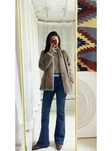 配貂毛衣服下面要什么裤子_短款显高通勤约会，喇叭裤随性，配饰提升精致度