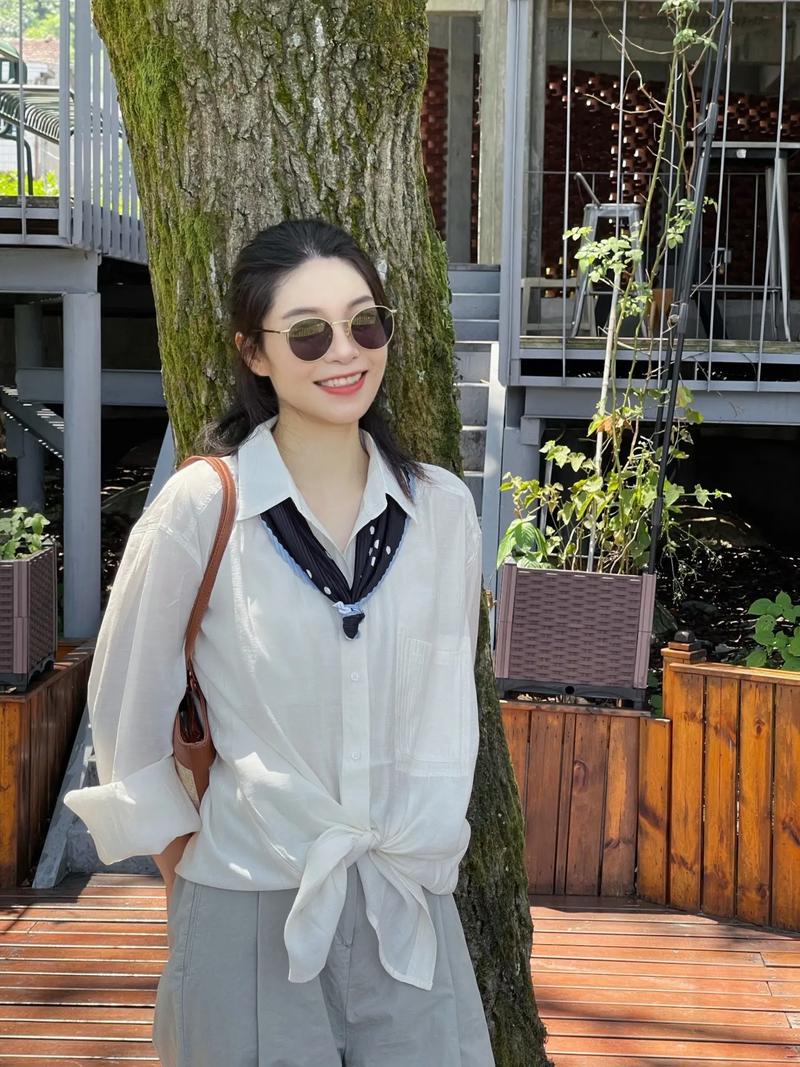 女衬衫搭配长条丝巾_绿条纹衬衫配丝巾，时尚又亮眼！