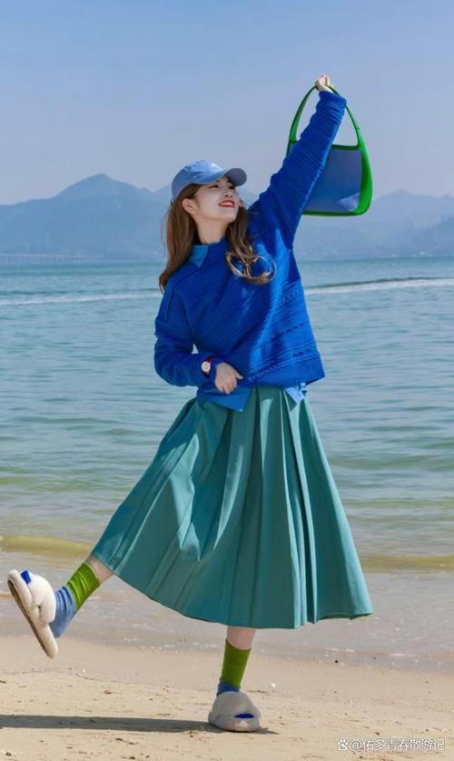 鲜蓝色配什么颜色裤子_蓝色上衣搭配裤子的时尚指南