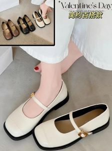 方口鞋配什么裤子_橙色鞋配浅上衣牛仔裤，白色裙配白鞋显时尚，深蓝喇叭裤配黑鞋复古