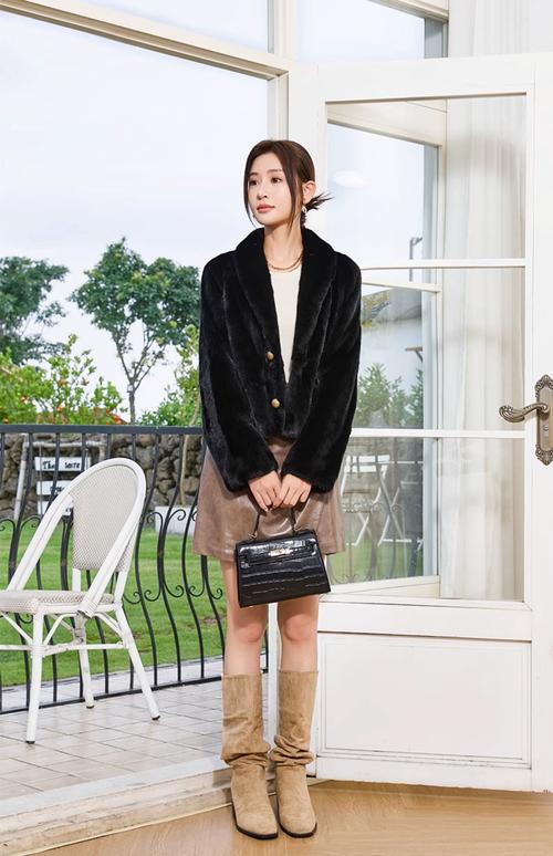 短貂衣服怎样搭配_颜色材质是关键，黑色百搭显高级！