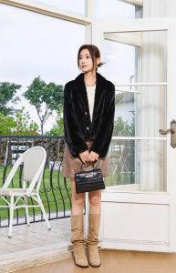 短貂衣服怎样搭配_颜色材质是关键，黑色百搭显高级！