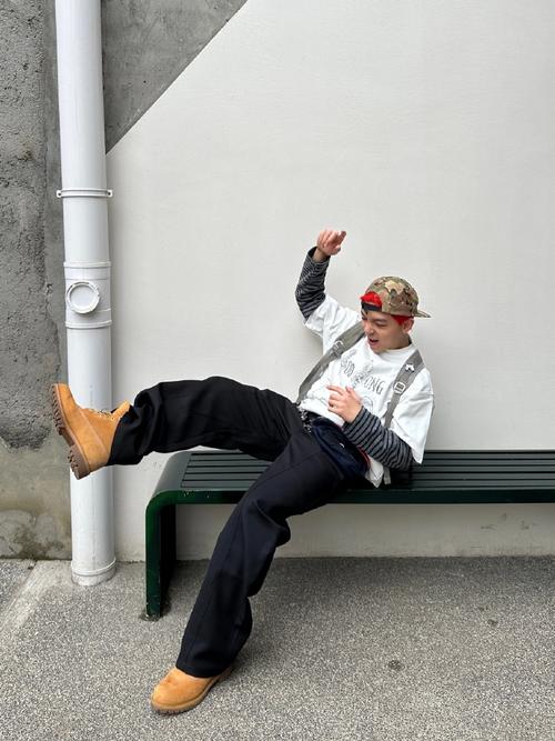 踢不烂黄靴配啥裤子好看_耐用时尚大黄靴，百搭显腿长，日常通勤必备！