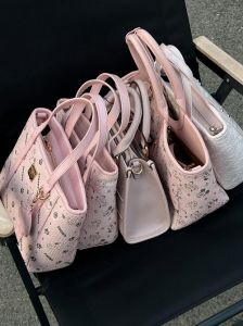 粉包配什么颜色好看_时尚百搭粉色方包，穿搭百变显气质！