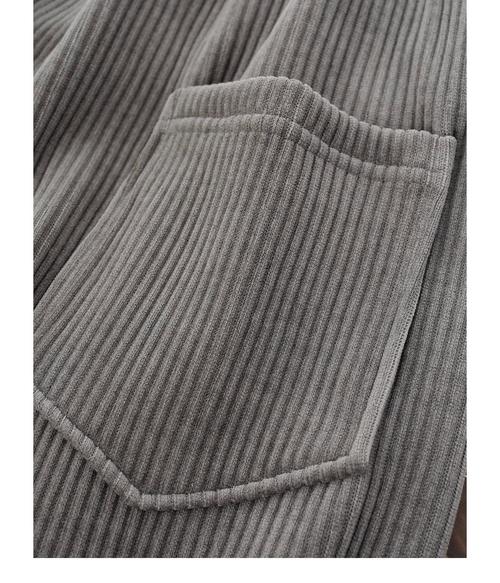 苔藓绿灯芯绒裤子配灰色好看吗_苔藓绿配灰色显气质，亚洲肤色友好，时尚又稳重